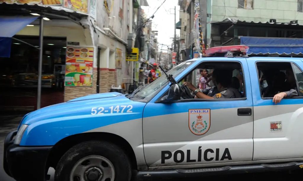 Nem a Justiça tira a farda de PMs condenados no Rio: apesar das decisões judiciais, responsáveis por crimes como homicídio e tortura permanecem com salários e patentes