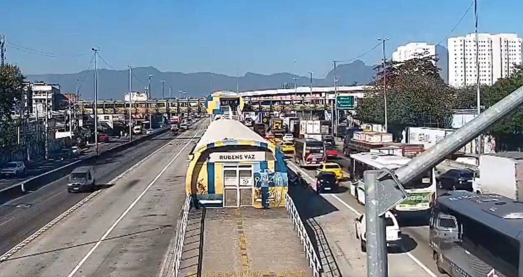 Homem morre atropelado por BRT em Bonsucesso; faixa da Avenida Brasil foi interditada