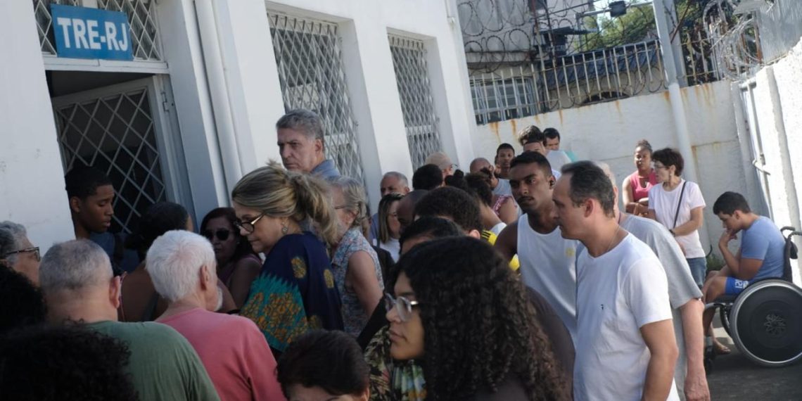 Eleitores correm ao Tribunal Regional Eleitoral: maioria feminina, perfil etário maduro e desequilíbrio regional