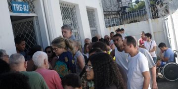 Eleitores correm ao Tribunal Regional Eleitoral: maioria feminina, perfil etário maduro e desequilíbrio regional