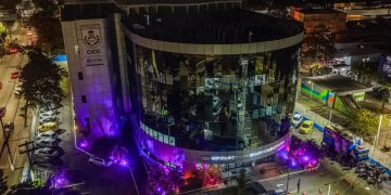 No aniversário de 20 anos da Lei Maria da Penha, prédios do governo do estado recebem iluminação lilás 10 Prédio iluminado com a cor lilás para celebrar os 20 anos da Lei Maria da Penha