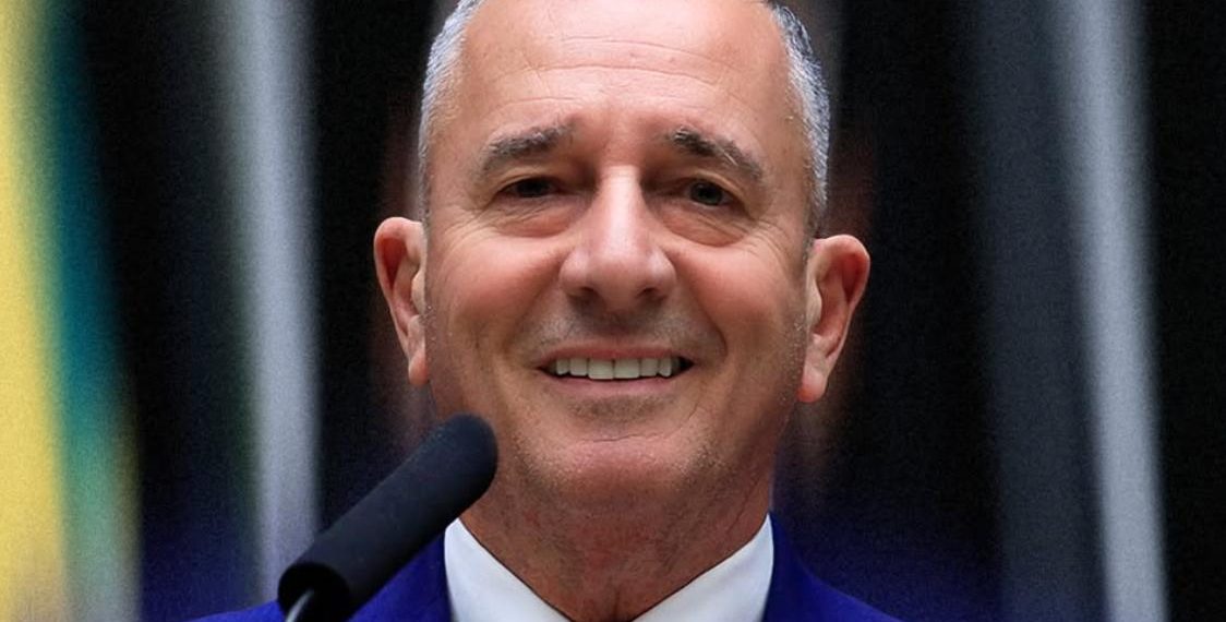 Deputado federal Bebeto declarou R$ 840 mil em dinheiro vivo ao registrar candidatura à reeleição