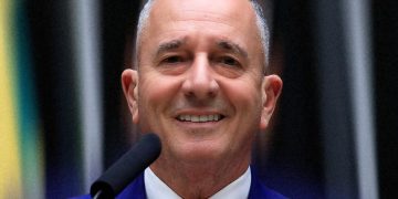 Deputado federal Bebeto declarou R$ 840 mil em dinheiro vivo ao registrar candidatura à reeleição