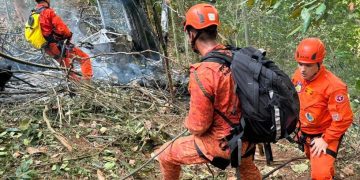 O helicóptero explodiu ao cair na encosta, e chamas se alastraram pela mata