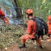 O helicóptero explodiu ao cair na encosta, e chamas se alastraram pela mata