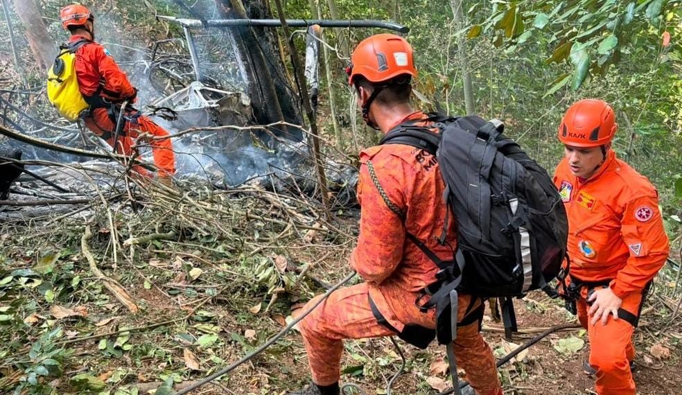 O helicóptero explodiu ao cair na encosta, e chamas se alastraram pela mata