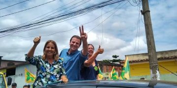 Eduardo Paes ao lado da deputada estadual Lucinha, em 2018, na Zona Oeste do Rio