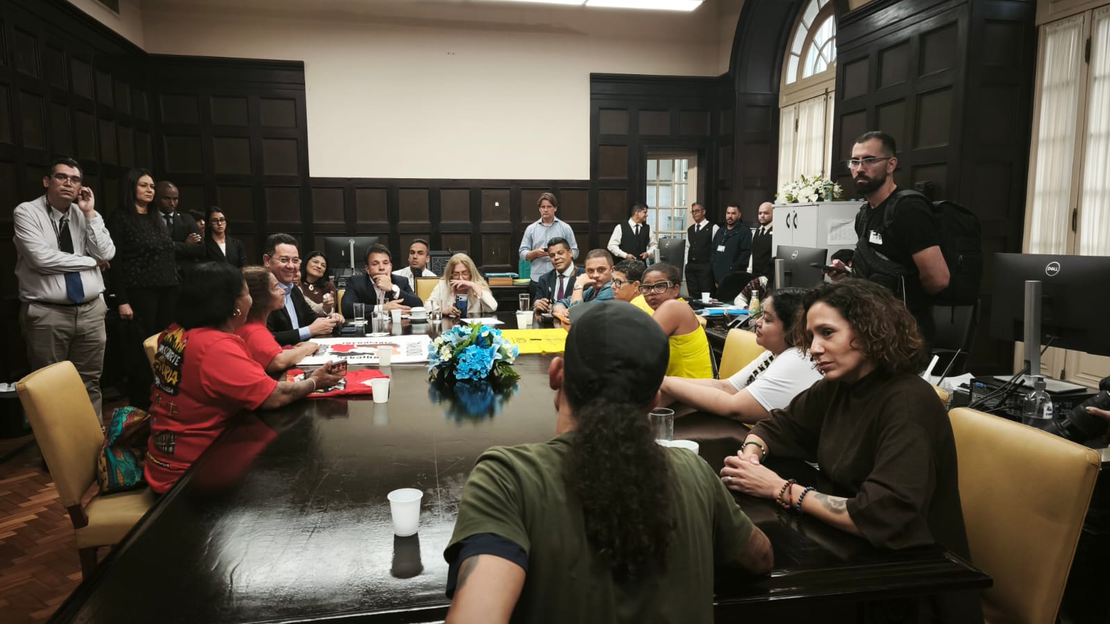 Ambulantes ocupam plenário da Câmara do Rio em protesto contra o programa Tolerância Zero; sessão é suspensa 49 WhatsApp Image 2026 08 11 at 14.47.06 1