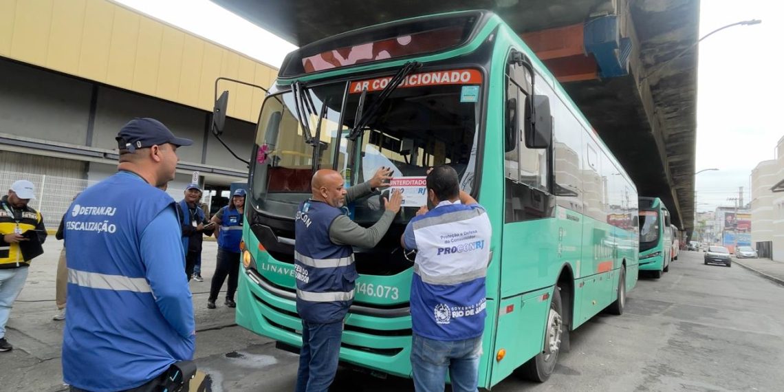 Ônibus sendo interditado no Terminal Rodoviário Intermunicipal de Nova Iguaçu