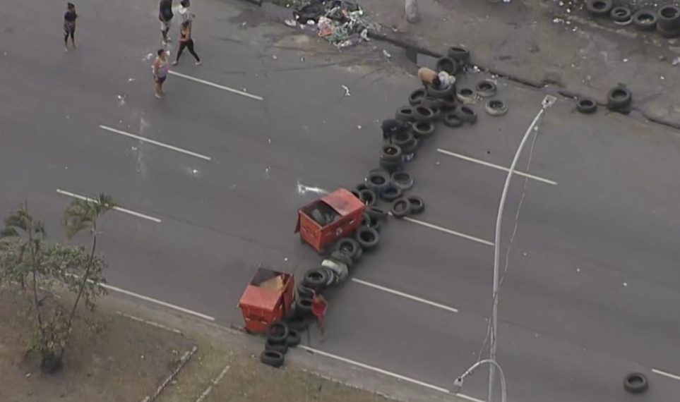 Barricadas na Rua São Francisco Xavier