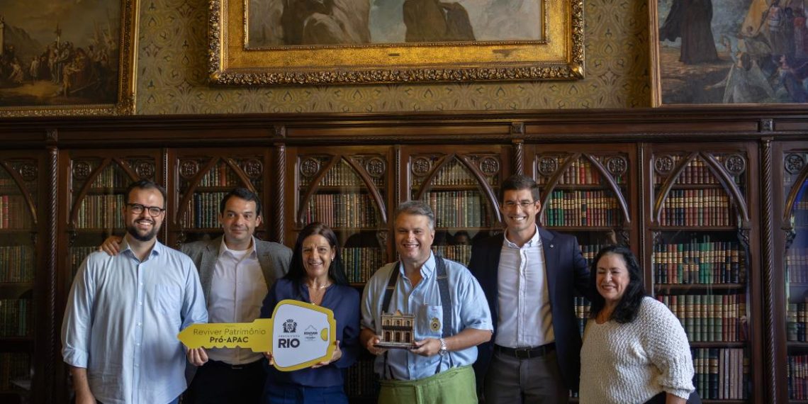Reviver Centro Patrimônio avança: prefeitura entrega chaves dos primeiros 11 imóveis históricos no Centro para restauração e novos usos 48 Com a chave na mão: prefeitura entrega os primeiros 11 imóveis vendidos por leilão no programa Reviver Centro Patrimônio Pró-Apac