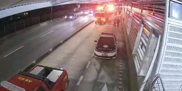Capotamento de veículo em Jacarepaguá afeta desembarque de passageiros no BRT 10 Bombeiros e Polícia Civil