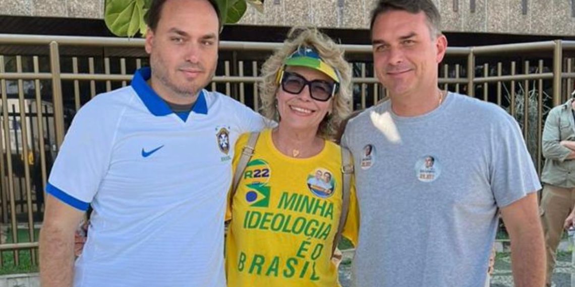 Carlos, Rogéria e Flávio Bolsonaro