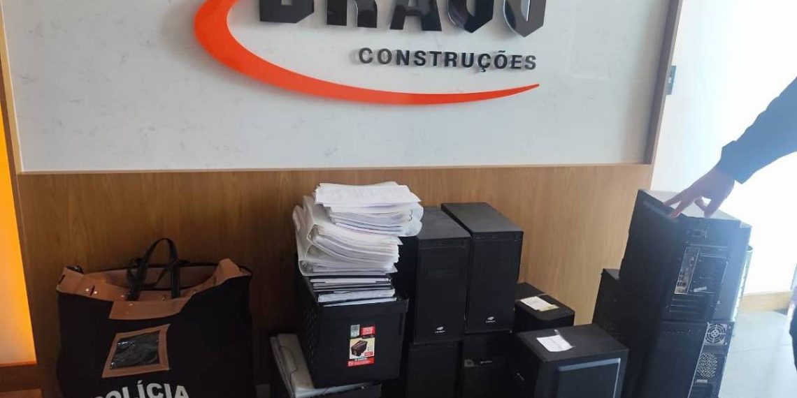 Saia-justa no PL do Rio: busca e apreensão em empresa ligada a Renato Araújo, empresário e pré-candidato dos Bolsonaro, gera constrangimento 48 Resultado da apreensão na Bravo Construções, ligada ao empresário e candidato Renato Araújo