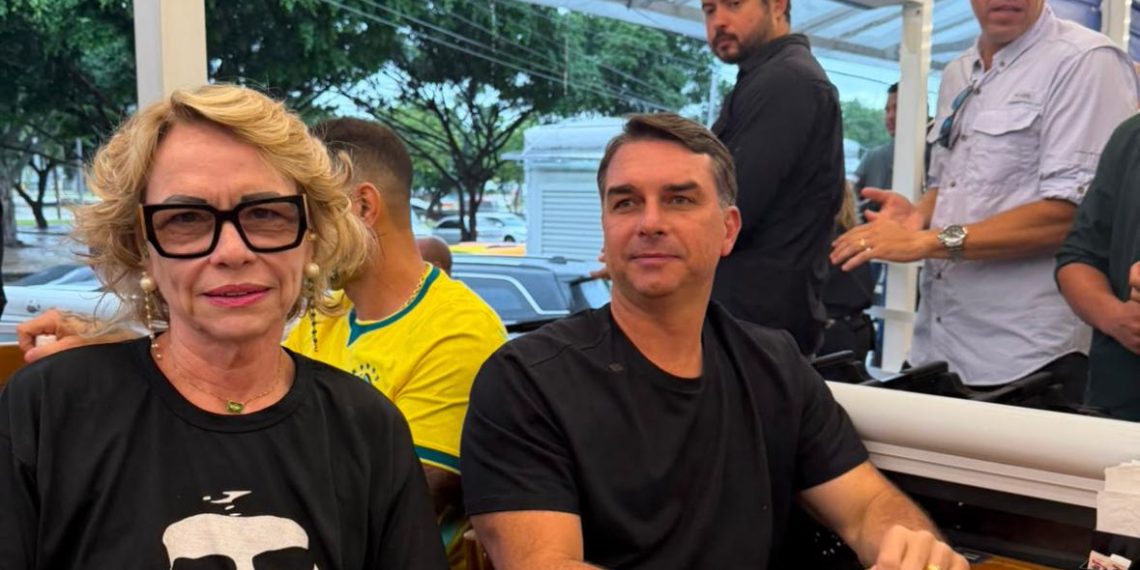 Flávio Bolsonaro e a mãe, Rogéria: café de amanhã de aquecimento para a campanha
