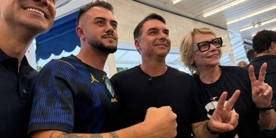 Rogéria Bolsonaro com o candidato a governador Douglas Ruas, o aspirante a deputado estadual Poubel e o filho Flávio: a matriarca esteve em todas