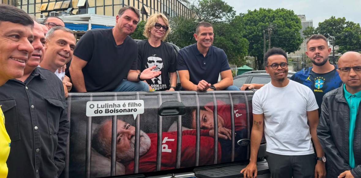 PL investe na candidatura de Rogéria Bolsonaro; desempenho da matriarca é considerado fundamental para a campanha de Flávio 49 Rogéria Bolsonaro com Flávio e o candidato a governador Douglas Ruas