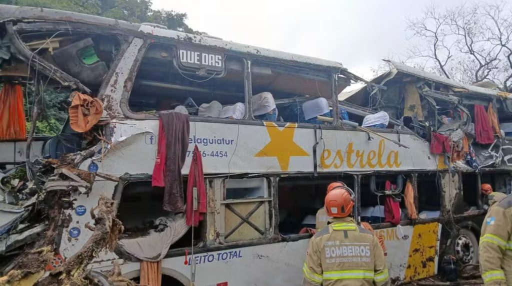 Sobe para nove o número de mortos em acidente com ônibus na Região Serrana; veículo seguia para Copacabana
