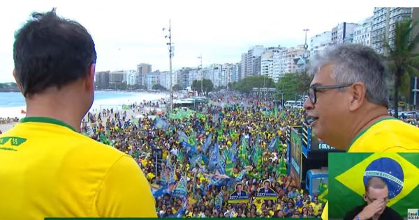 Flávio Bolsonaro no palanque do ato de lançamento da campanha à presidência nas eleições 2026: público menor que nas grandes manifestações bolsonaristas