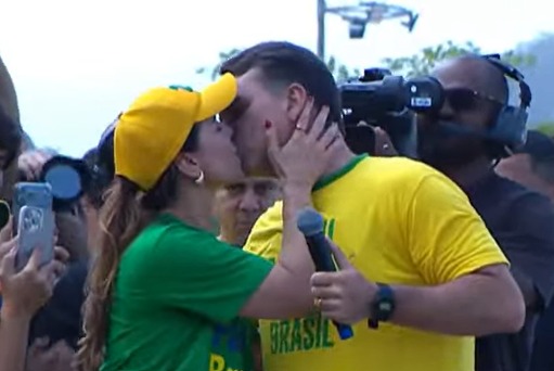 Flávio beija Fernanda no palanque: a mulher do senador, normalmente discreta, tem tido participações importantes nos eventos do candidato em 2026