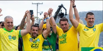 Flávio, o vice Alfredo Gaspar, ?Carlos Jordy e Douglas Ruas no encerramento do evento de lançamento da campanha, na Praia de Copacabana