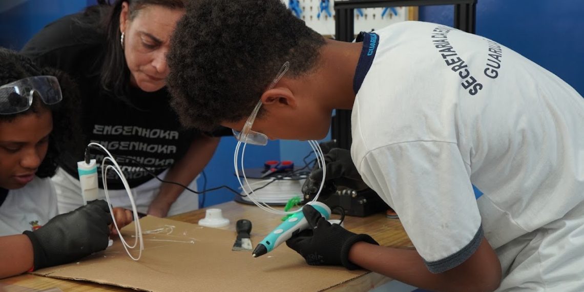 Aulas do projeto Engenhoka em escola municipal