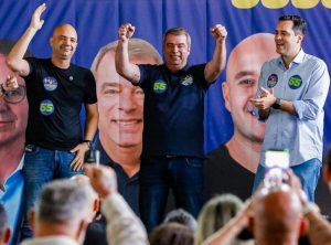 Eu sou de todo mundo e todo mundo é meu candidato à presidente da Alerj: a vida de equilibrista de Cavaliere em campanha 49 Cavaliere com Schleder e Márcio Ribeiro: prefeito do Rio sofre em época de campanha eleitoral