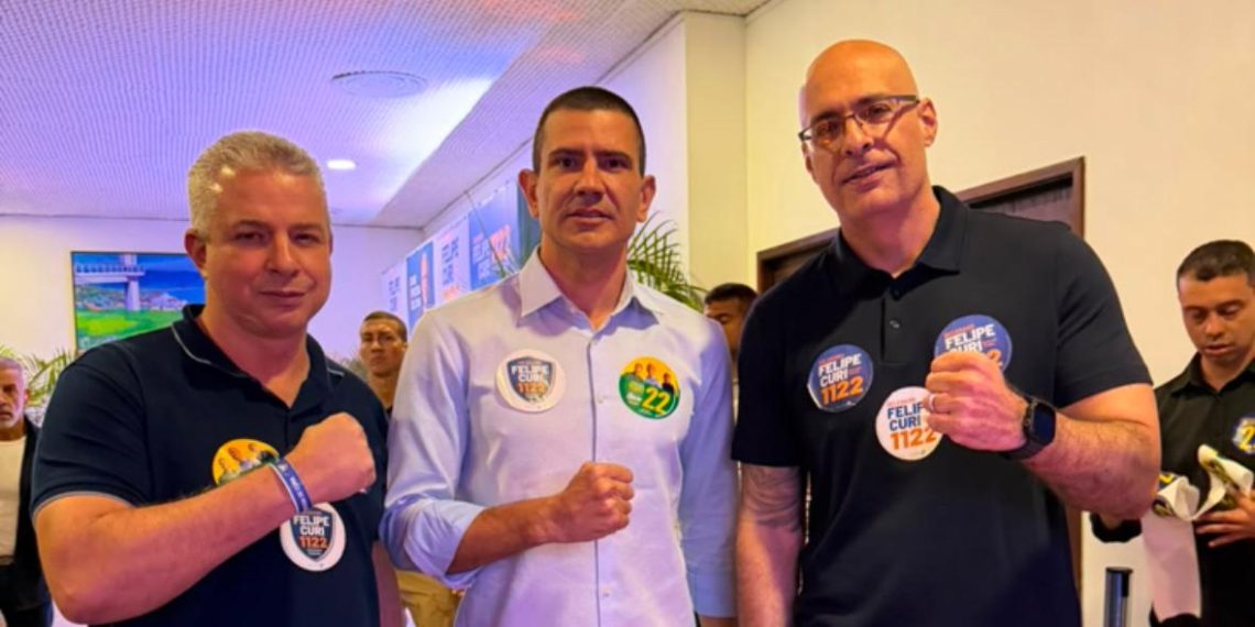 Douglas Ruas, entre Coronel Menezes e Felipe Curi, os dois ex-secretários de polícia que agora são candidatos