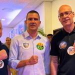 Bancada da bala: Douglas Ruas, do PL, participa do lançamento da campanha de Felipe Curi, do PP, em evento lotado de policiais 14 Douglas Ruas, entre Coronel Menezes e Felipe Curi, os dois ex-secretários de polícia que agora são candidatos