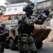 Agentes da polícia em ação de reocupação em comunidade
