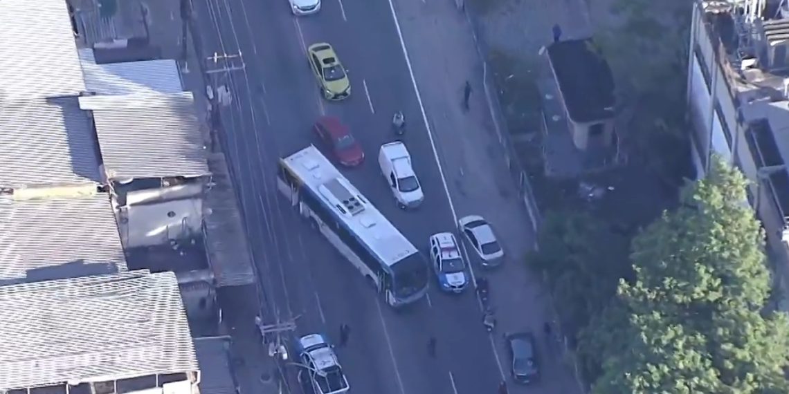 Dez linhas são afetadas após operação da PM na Cidade de Deus; criminosos usaram cinco ônibus como barricadas