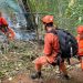 Bombeiros em buscas pelas colombianas após queda de helicóptero