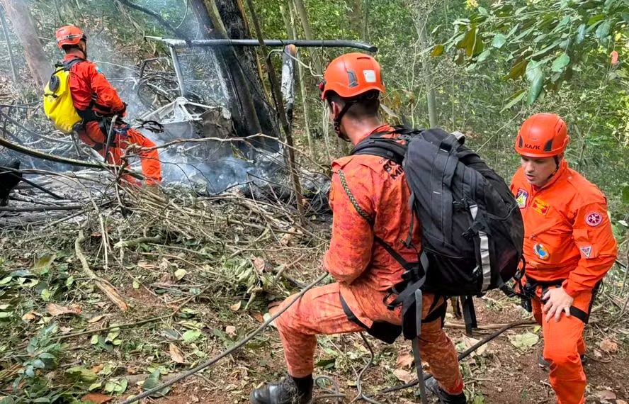 Bombeiros em buscas pelas colombianas após queda de helicóptero