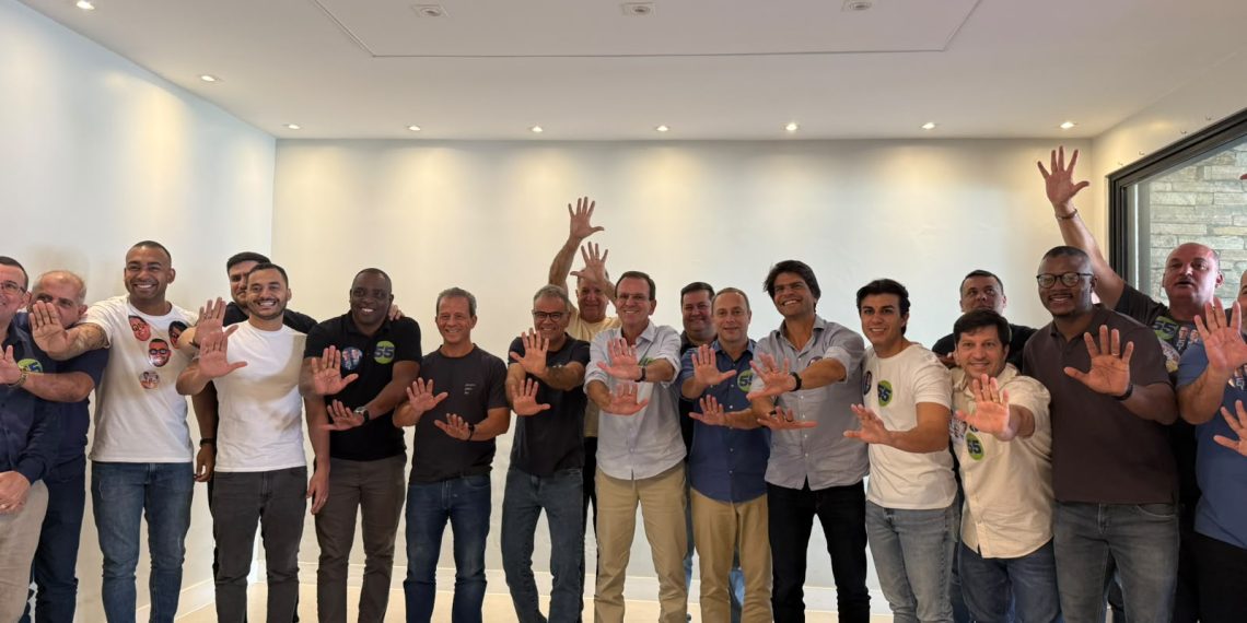 Eduardo Paes, Pedro Paulo, Rogério Lisboa, Dudu Reina e vereadores de Nova Iguaçu durante ato de apoio às candidaturas do PSD