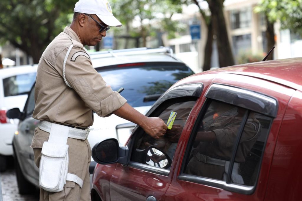 Arrecadação com multas de trânsito dispara 35% no Rio, enquanto contrato de reboques fica mais caro