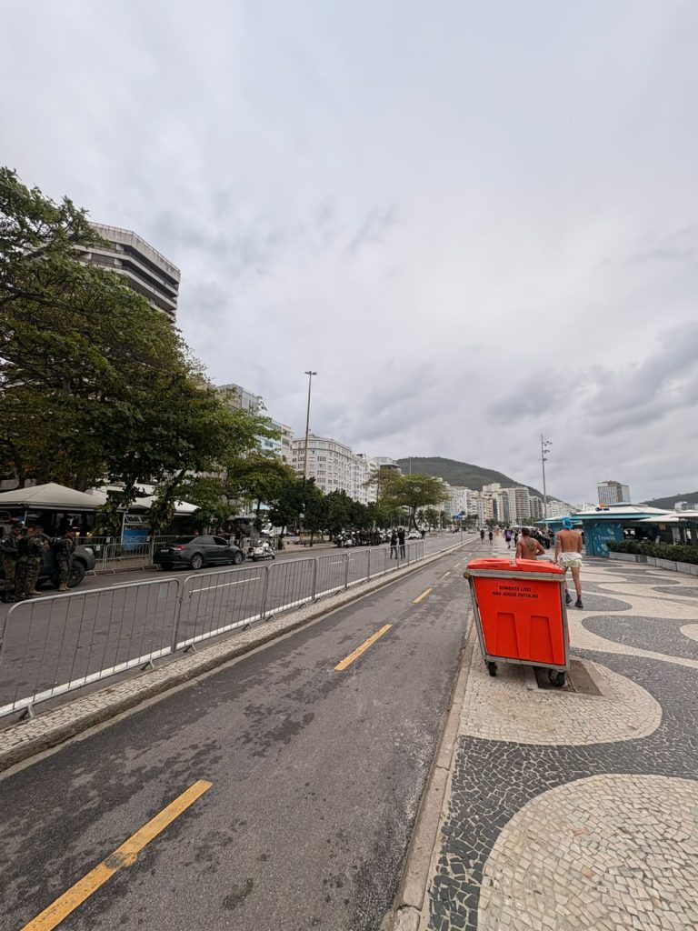 Sábado de lazer antecipado na orla de Copacabana: segurança de Lula fecha o trânsito na Atlântica para o deslocamento do presidente 52 A Avenida Atlântica sem carros como num domingo