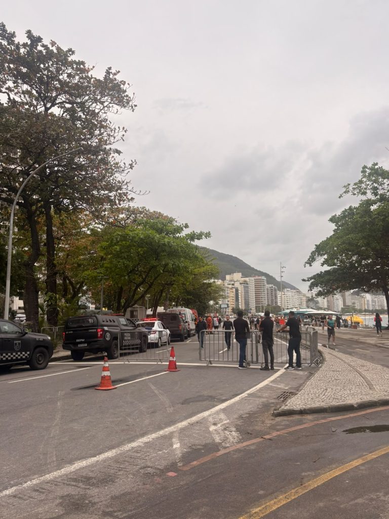Sábado de lazer antecipado na orla de Copacabana: segurança de Lula fecha o trânsito na Atlântica para o deslocamento do presidente 53 Uma das barreiras feitas pela segurança de Lula