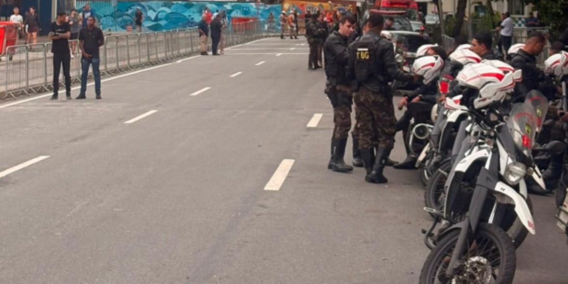 A segurança de Lula, em frente ao Hotel Fairmont: Avenida Atlântica fechada para o deslocamento do presidente