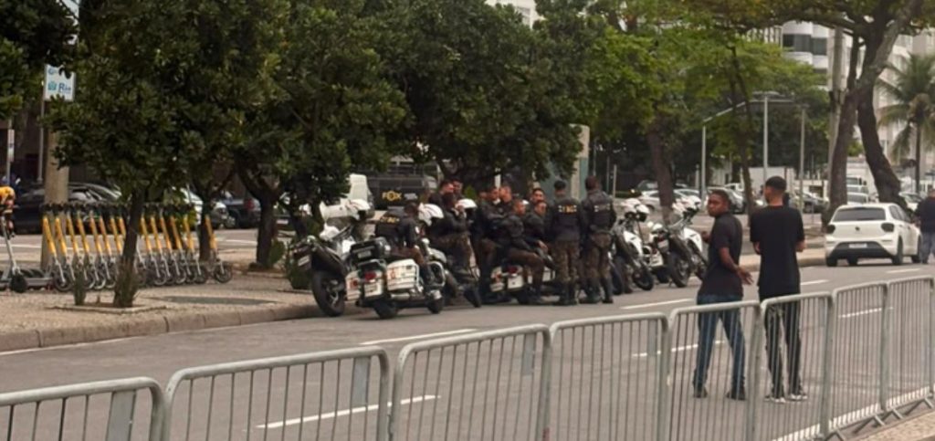 Sábado de lazer antecipado na orla de Copacabana: segurança de Lula fecha o trânsito na Atlântica para o deslocamento do presidente 54 Muitas motos para fazer a escolta do presidente
