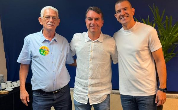 Douglas Ruas com o pai, Capitão Nélson, e o candidato à presidência, Flávio Bolsonaro