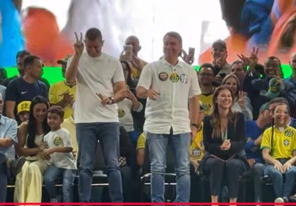Momento diversão: Douglas Ruas e Flávio Bolsonao fazem dancinha no palanque