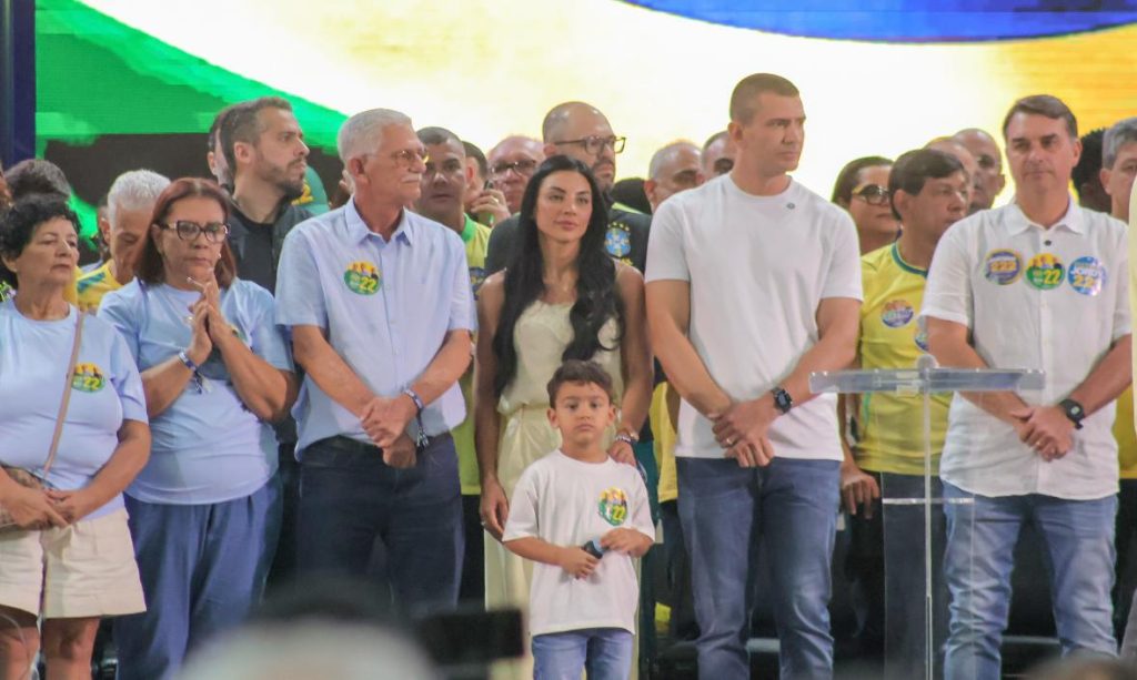 Em evento com Flávio Bolsonaro, foco na família e na segurança, Douglas Ruas lança a campanha ao governo do estado no Maracanãzinho