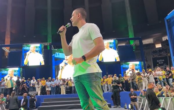 Douglas Ruas discursa no evento do Maracanãzinho