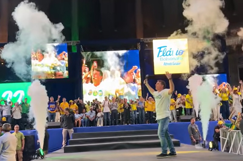 Flávio Bolsonaro é aplaudido durante o discurso