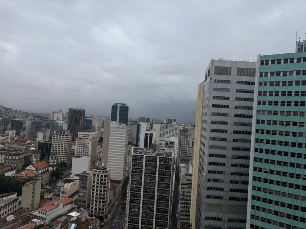 Ressaca e nebulosidade marcam clima no Rio durante a semana; ciclovia Tim Maia é interditada nesta segunda (24)