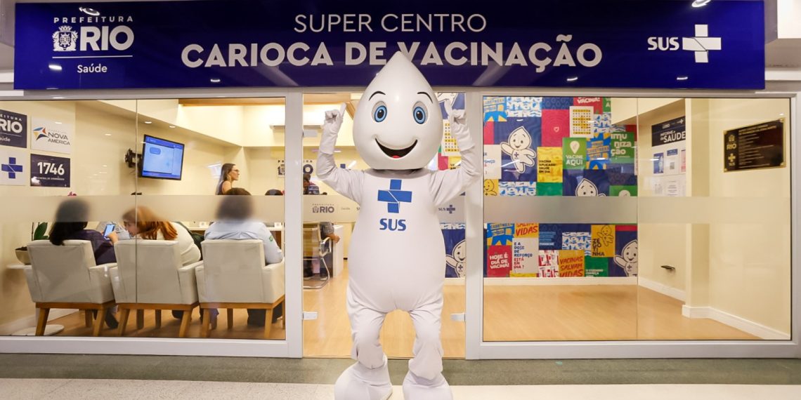 Em um ano, o Super Centro Carioca de Vacinação no Shopping Nova América aplicou 81 mil doses 48 Zé gotinha na frente do Super Centro carioca de Vacinação da Zona Norte