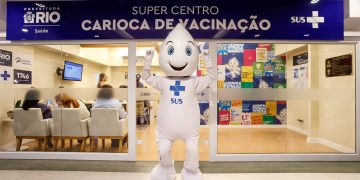 Zé gotinha na frente do Super Centro carioca de Vacinação da Zona Norte