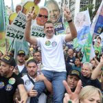 Douglas Ruas durante caminhada de campanha no Largo da Carioca, no Centro do Rio