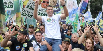 Douglas Ruas durante caminhada de campanha no Largo da Carioca, no Centro do Rio