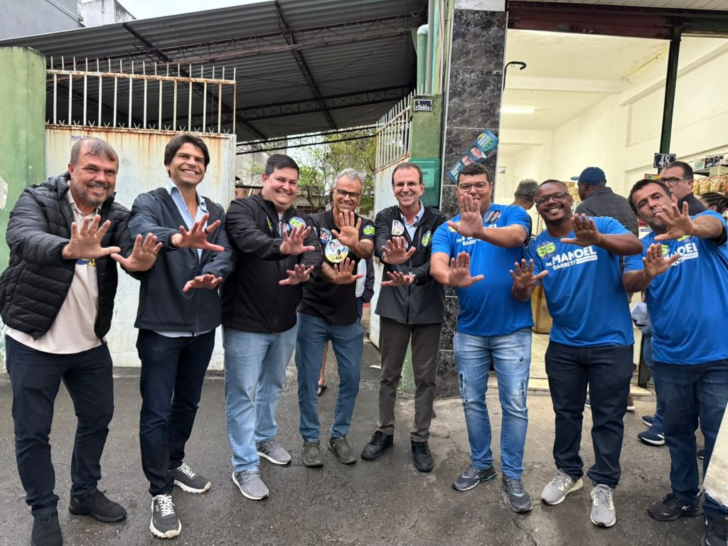Política de muro baixo: em Nova Iguaçu e debaixo de chuva, Paes recebe apoio de vereador do PL